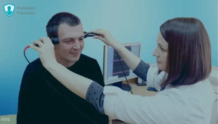Мужчине делают диагностику головного мозга и алкоголизма